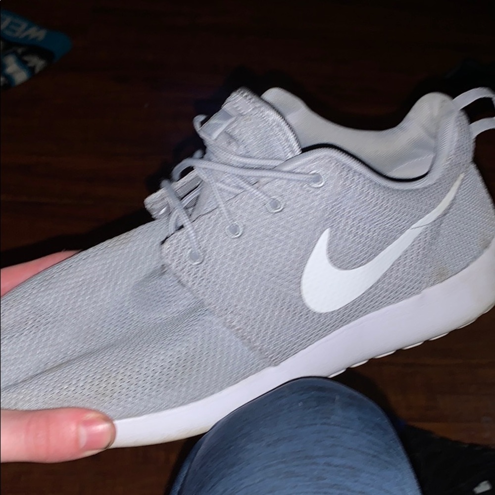 Roche runs men’s sz 11